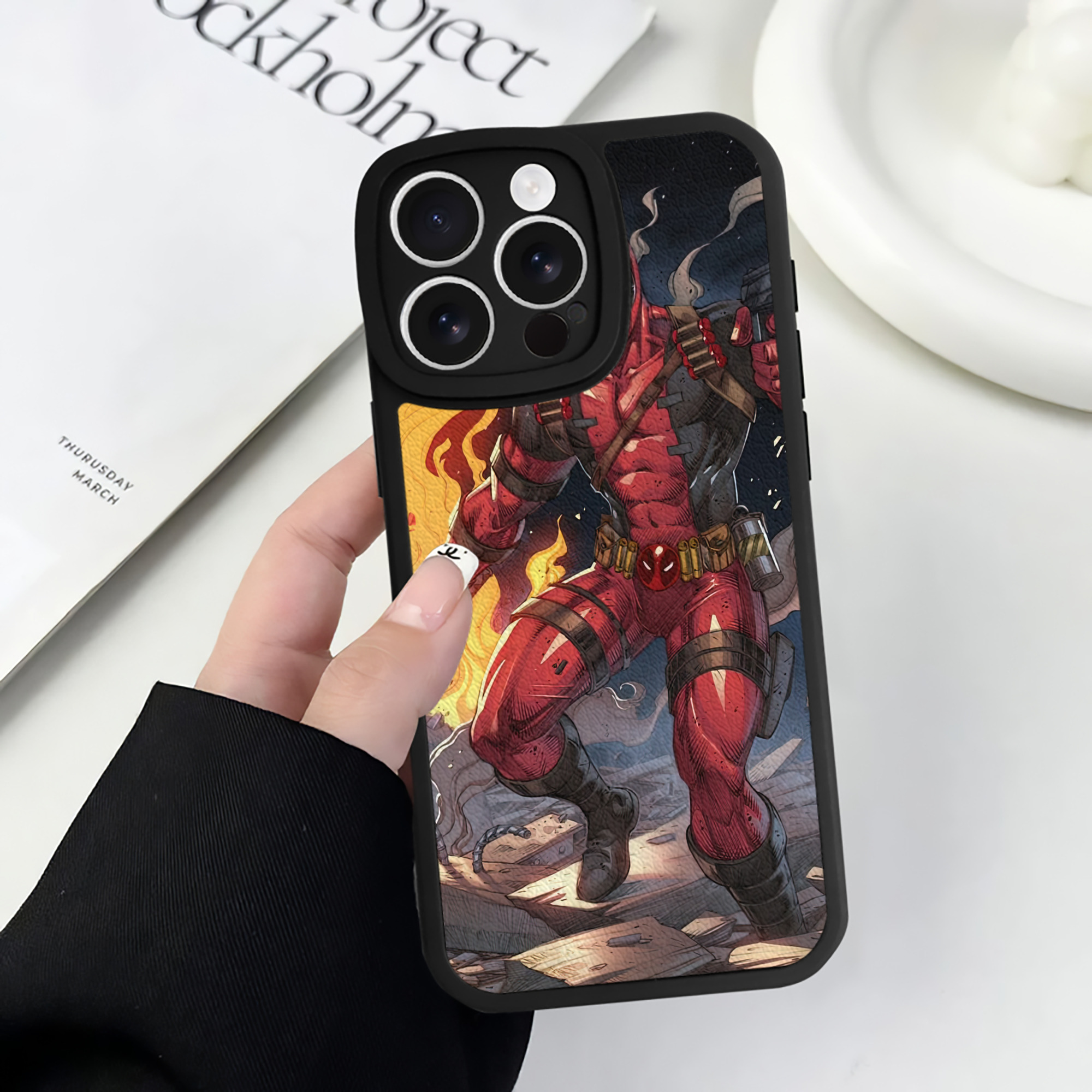 （画像用） Deadpool デッドプール 【iPhone 16シリーズ対応】シリコンスマホケース（レザー調） 材質：シリコン